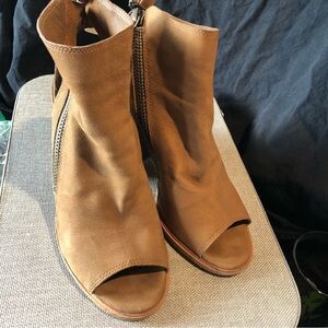 Dolce Vita ankle boot with open toe big chunky wood block heel comfy two zips 8